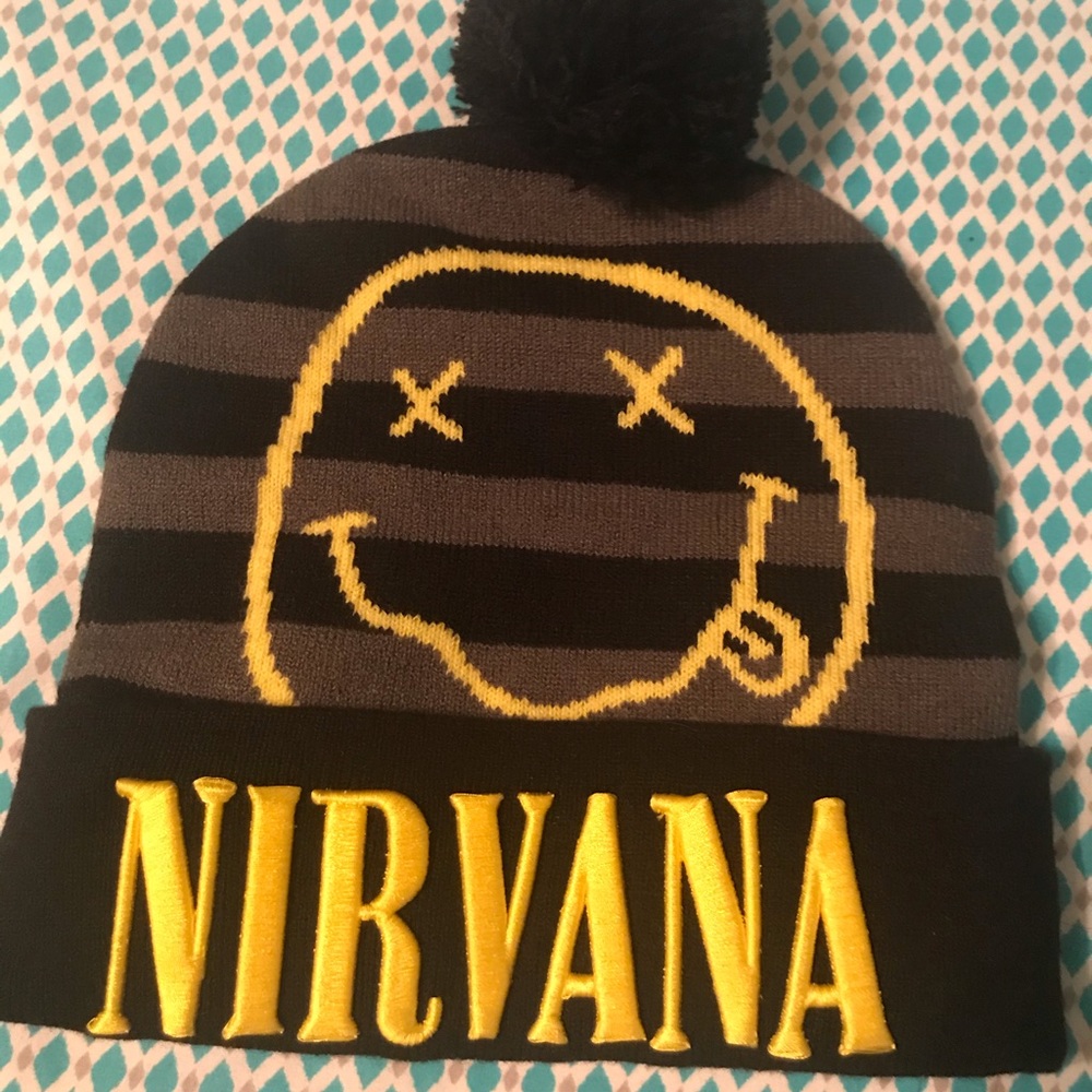 💛🖤nirvana beanie🖤💛